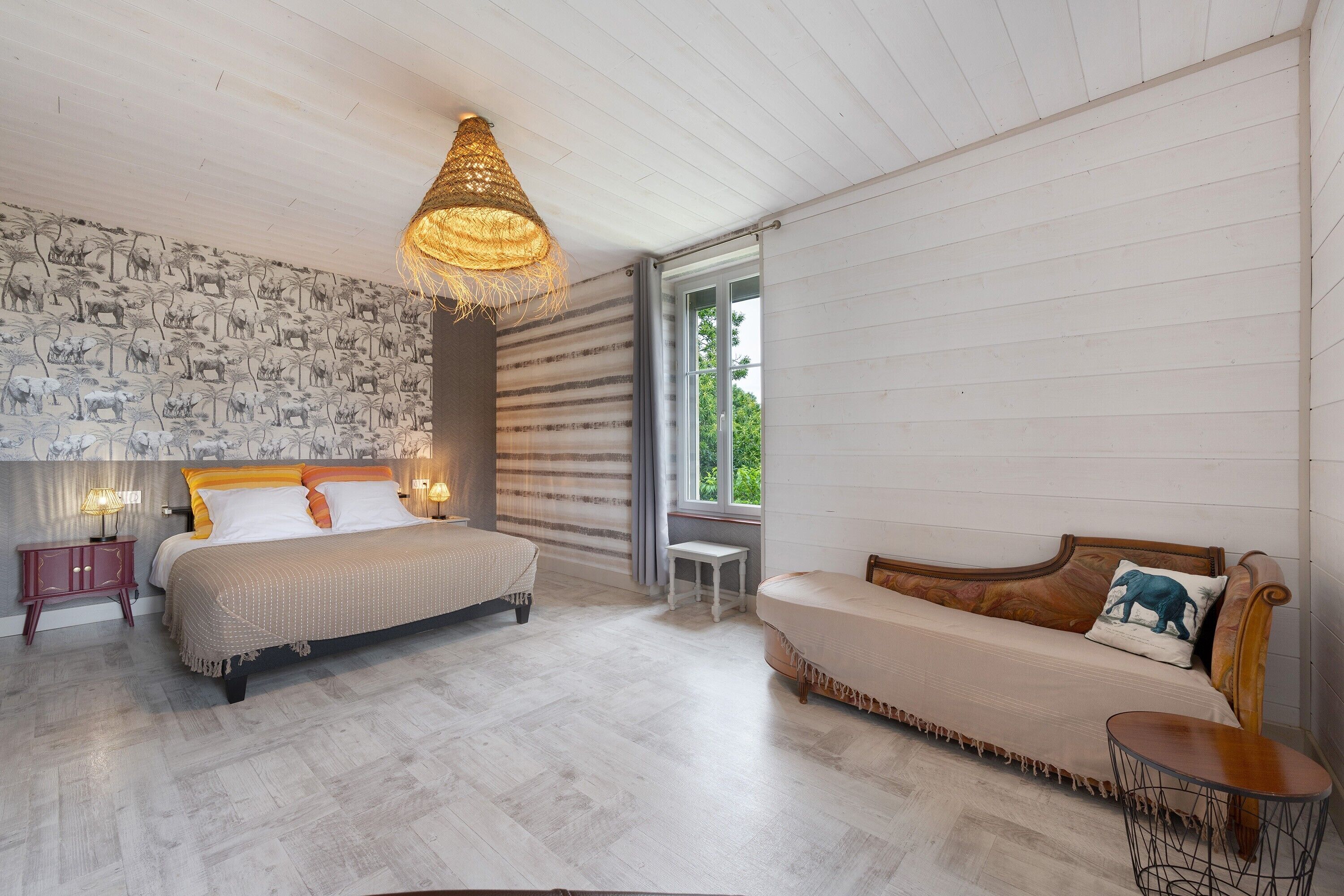 WiFi, bed sheets