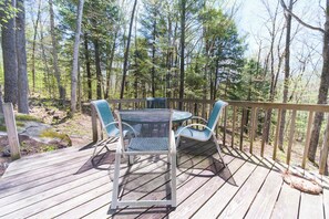 Outdoor dining - Sunday River Getaway | Sleeps 6 | Pet-Friendly (Bethel)