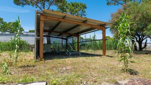 Un espacio al aire libre cubierto con un banco, una mesa y sillas.