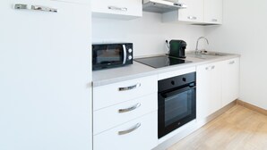 Una cocina moderna con microondas, cafetera y horno.