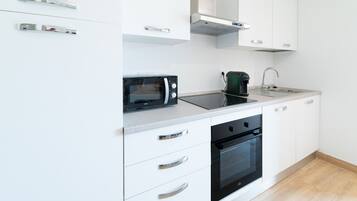 Coffee/tea maker, fridge, microwave, oven