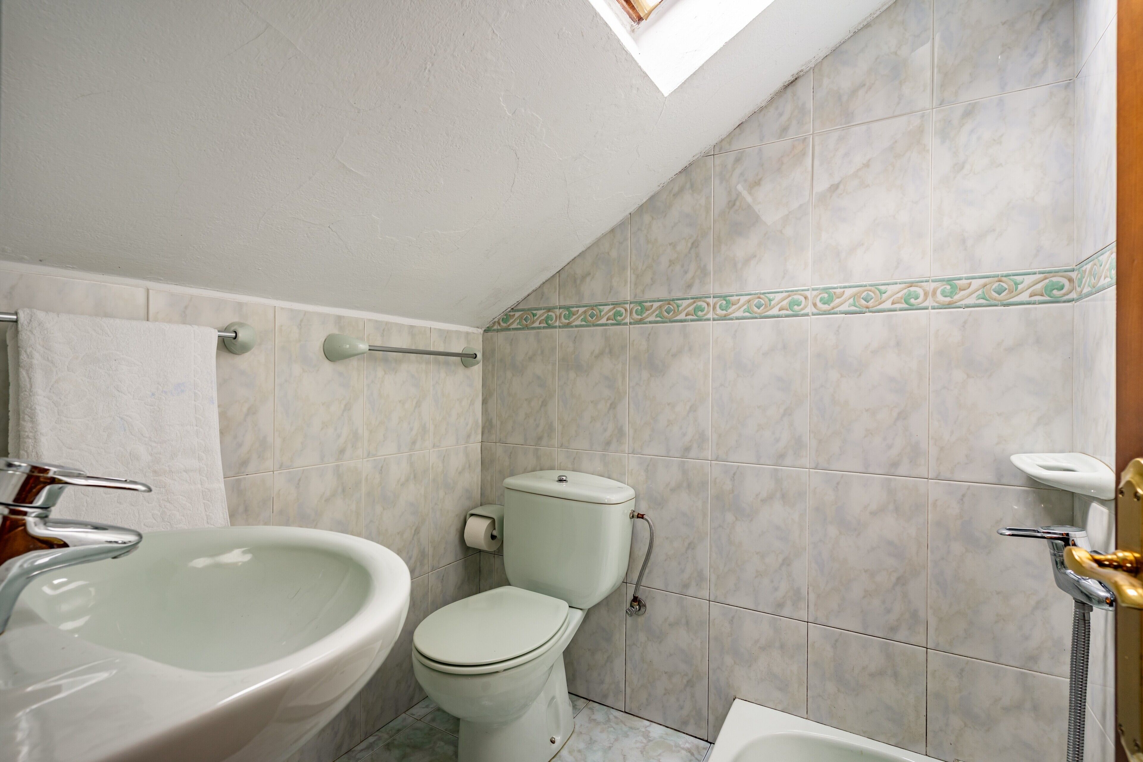 Une salle de bain avec un lavabo, des toilettes et une baignoire.