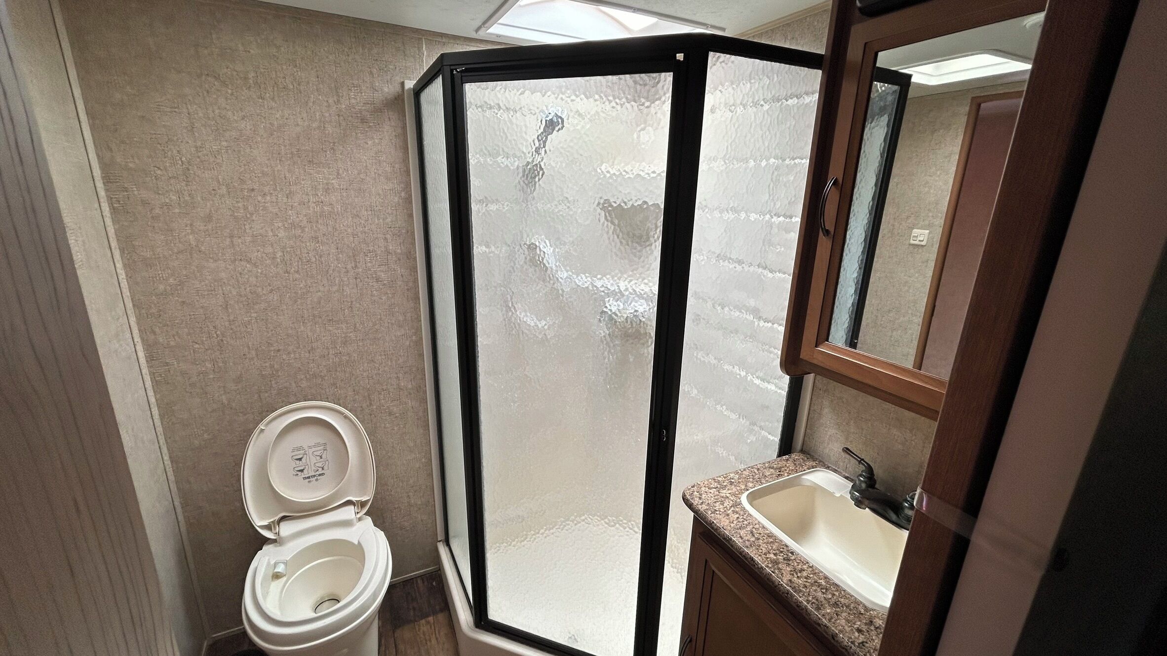 Mobile Home (Koala) | Bathroom | Towels, toilet paper