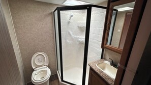 Mobile Home (Koala) | Bathroom | Towels, toilet paper - What a View Cheticamp (Chéticamp)