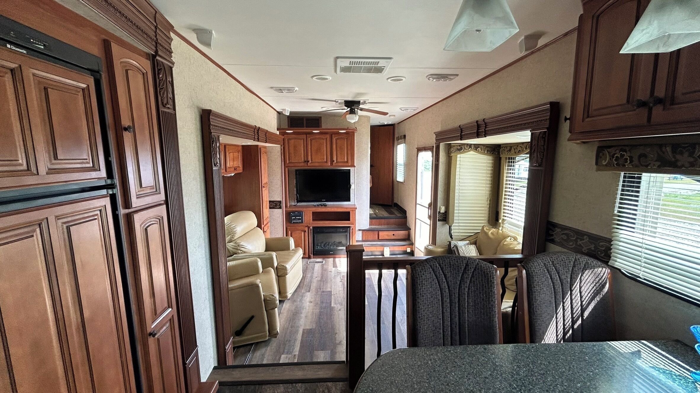 Mobile Home (Big Country) | Living area