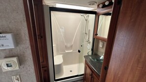 Mobile Home (Big Country) | Salle de bain | Serviettes fournies, papier toilette
