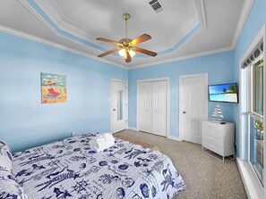 Free WiFi, bed sheets - Landing Cove 3 Bedroom 2 Bath Sleeps 11 Just a 3 minute walk to the beach (Crystal Beach)