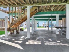 Property grounds - Landing Cove 3 Bedroom 2 Bath Sleeps 11 Just a 3 minute walk to the beach (Crystal Beach)