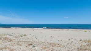 A beach with clear skies and calm sea. - Apartment 'La Dolce Vita 6' with Sea View, Wi-Fi and Air Conditioning (Borgo)