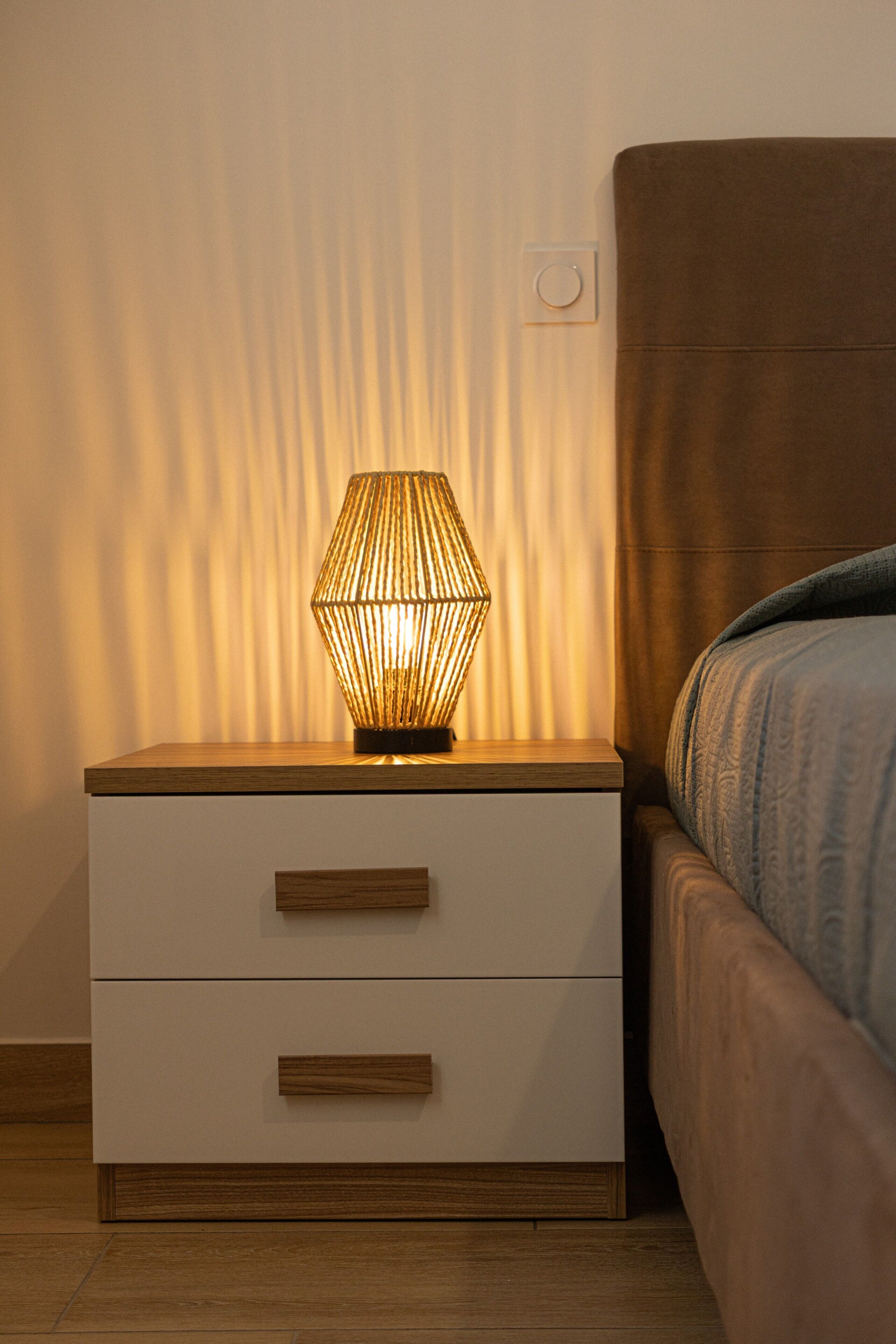 Tabla de planchar con plancha, wifi, ropa de cama