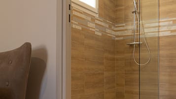 Ducha, secador de pelo y toallas