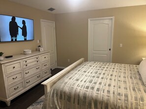4 bedrooms, iron/ironing board, free WiFi, bed sheets - Paradise by Lakeside, Stunning 4 Bed Villa Overlooking Lake and Golf Course (Rotonda West)