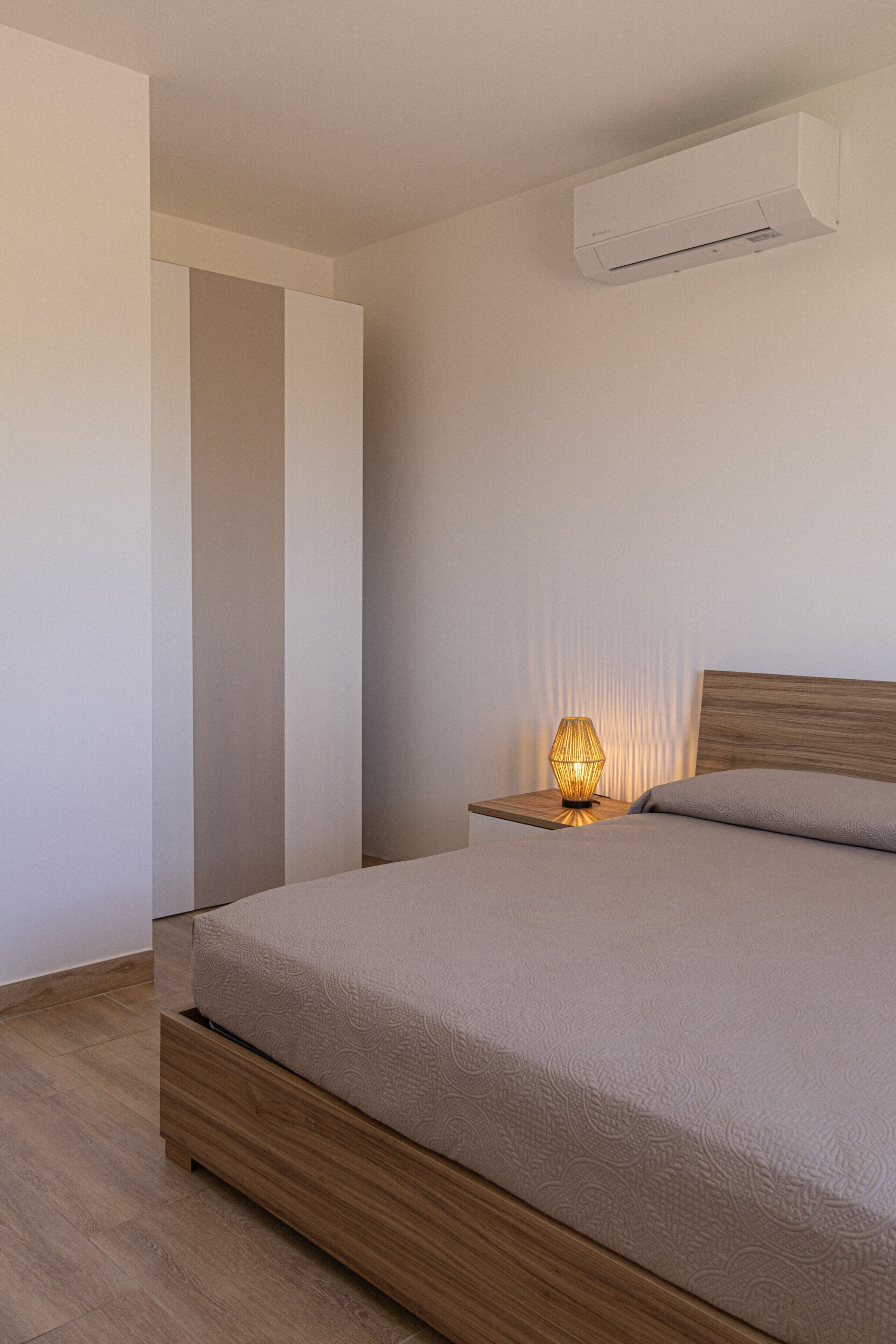 Tabla de planchar con plancha, wifi, ropa de cama