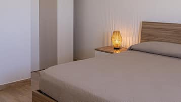 Tabla de planchar con plancha, wifi, ropa de cama
