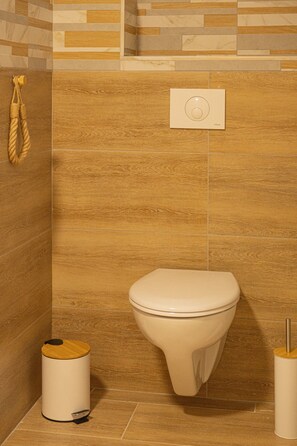 Douche, sèche-cheveux, serviettes fournies