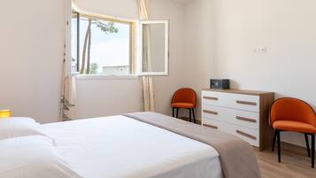 Iron/ironing board, WiFi, bed sheets