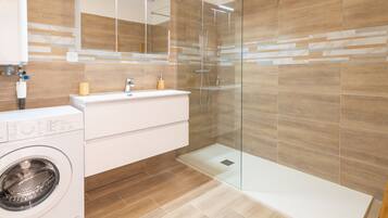 Dusche, Haartrockner, Handtücher