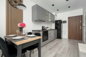 Frigorífico, horno, placa de cocina y lavavajillas