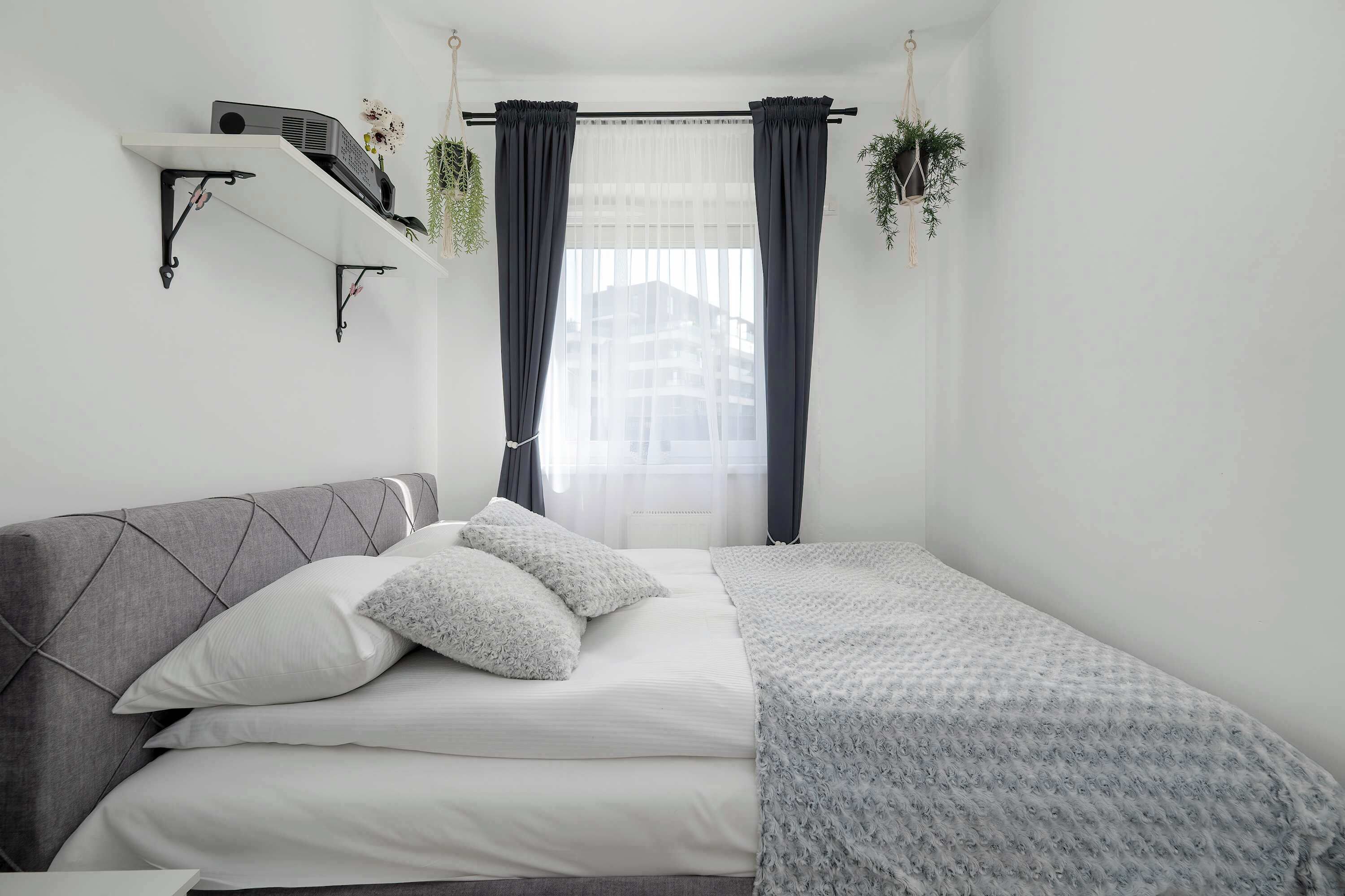 Desk, iron/ironing board, travel cot, WiFi