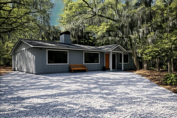 Exterior - Charming remodeled 4th row House walk Beach, Coligny Plaza & Celebration Park! (Hilton Head Island)