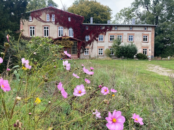 Ein großes, historisches Gebäude mit vielen Fenstern und einer Ziegel Fassade.