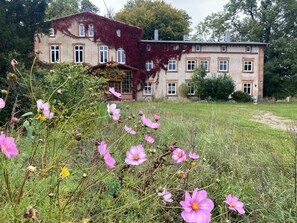 Ein großes, historisches Gebäude mit vielen Fenstern und einer Ziegel Fassade.