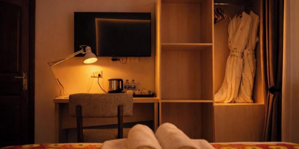 Iron/ironing board, Internet, bed sheets