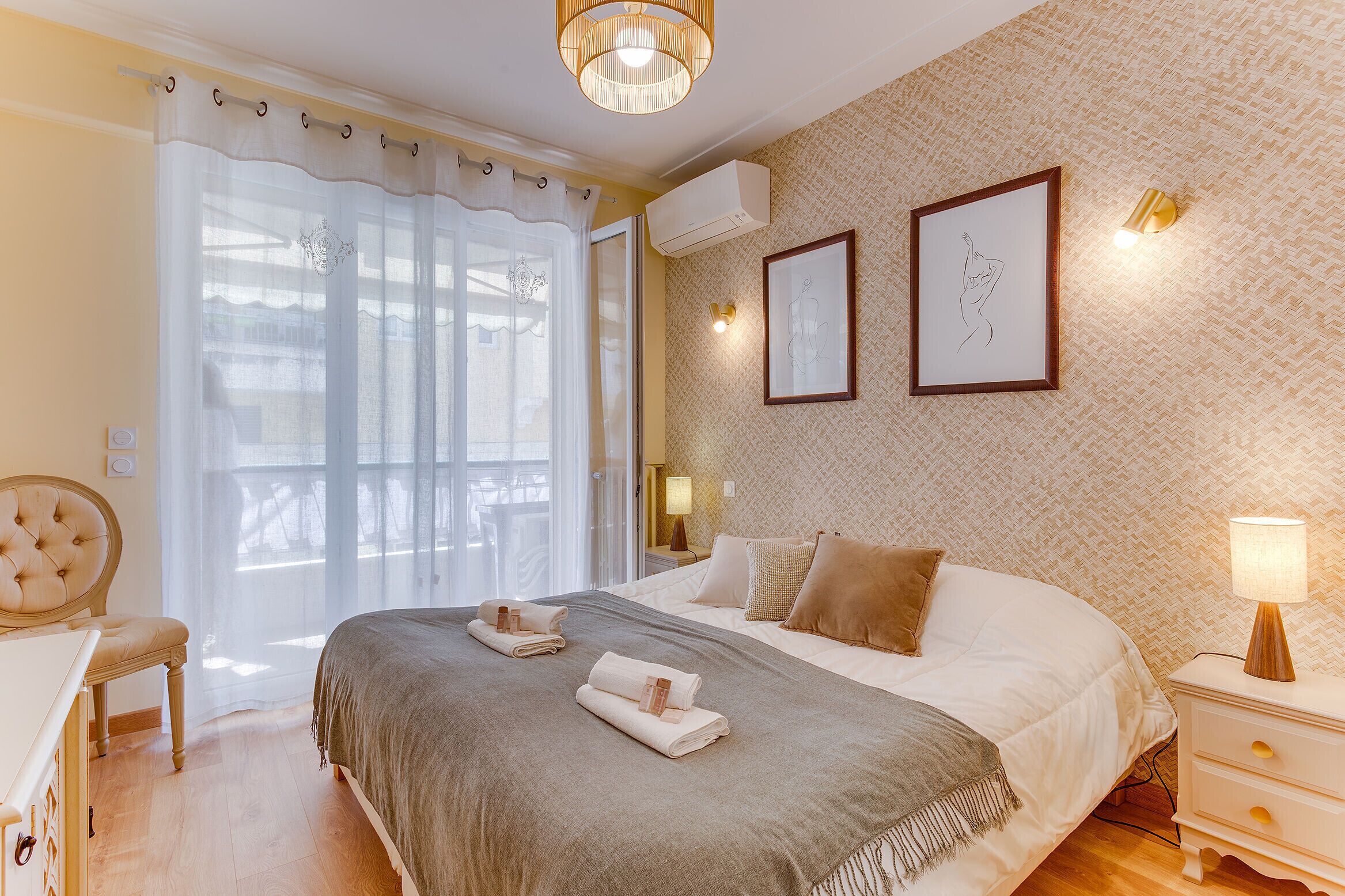 Tabla de planchar con plancha, wifi gratis y ropa de cama 