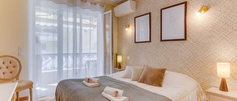 Tabla de planchar con plancha, wifi gratis y ropa de cama
