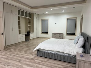Room - Luxury Villa w/ Private Pool & Game Lounge
Charming 3-bedroom and private pool (Aldie)