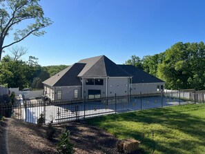 Exterior - Luxury Villa w/ Private Pool & Game Lounge
Charming 3-bedroom and private pool (Aldie)