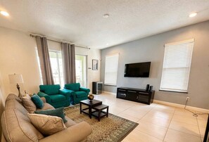 Living area - lermont Townhome w/ Private Pool - Near Disney (Clermont)