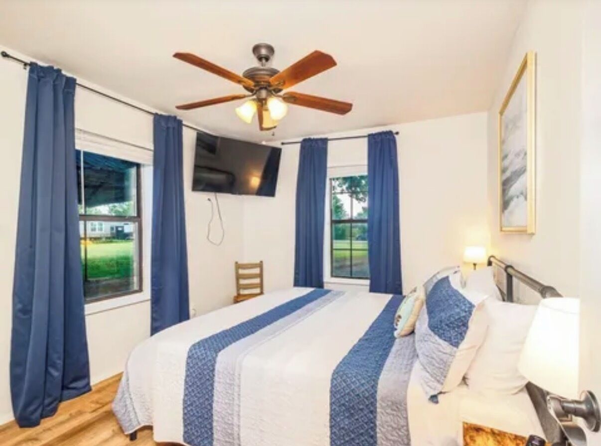 3 bedrooms, iron/ironing board, free WiFi, bed sheets