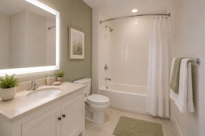 Basic-Zimmer | Badezimmer | Kostenlose Toilettenartikel, Haartrockner, Handtücher, Seife
