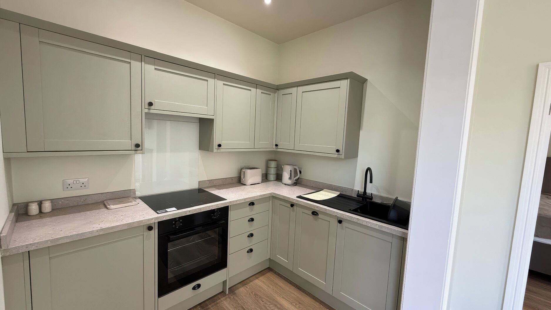 Cottage | Private kitchen | Dishwasher, cookware/dishes/utensils