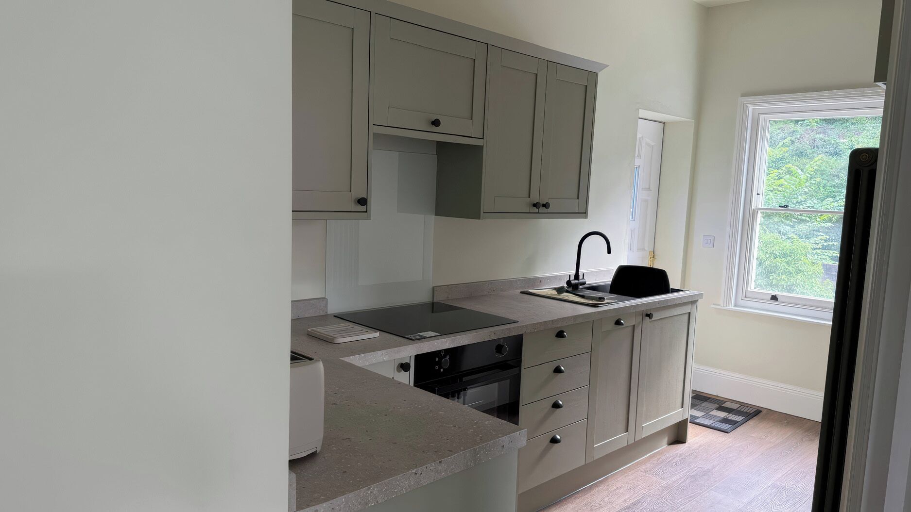 Cottage | Private kitchen | Dishwasher, cookware/dishes/utensils