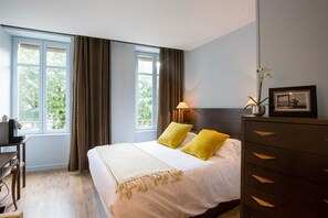 Desk, free WiFi, bed sheets - Quad room-Private Bathroom (Beaune)