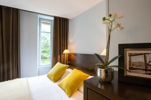 Desk, free WiFi, bed sheets - Quad room-Private Bathroom (Beaune)