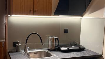 Réfrigérateur, surface de cuisson, bouilloire électrique