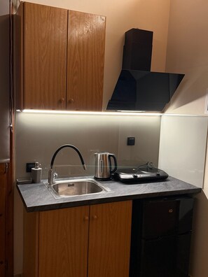 Private kitchen - Apartment 'Kyriakos' with Mountain View, Wi-Fi, and Air Conditioning (Paralia Politikon)