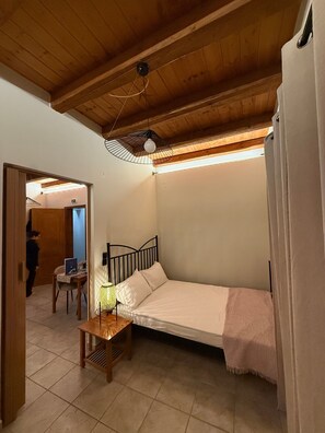 Room - Apartment 'Kyriakos' with Mountain View, Wi-Fi, and Air Conditioning (Paralia Politikon)