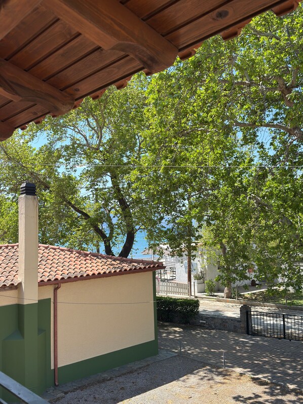 Property grounds - Apartment 'Kyriakos' with Mountain View, Wi-Fi, and Air Conditioning (Paralia Politikon)