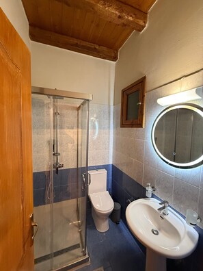 Bathroom - Apartment 'Kyriakos' with Mountain View, Wi-Fi, and Air Conditioning (Paralia Politikon)