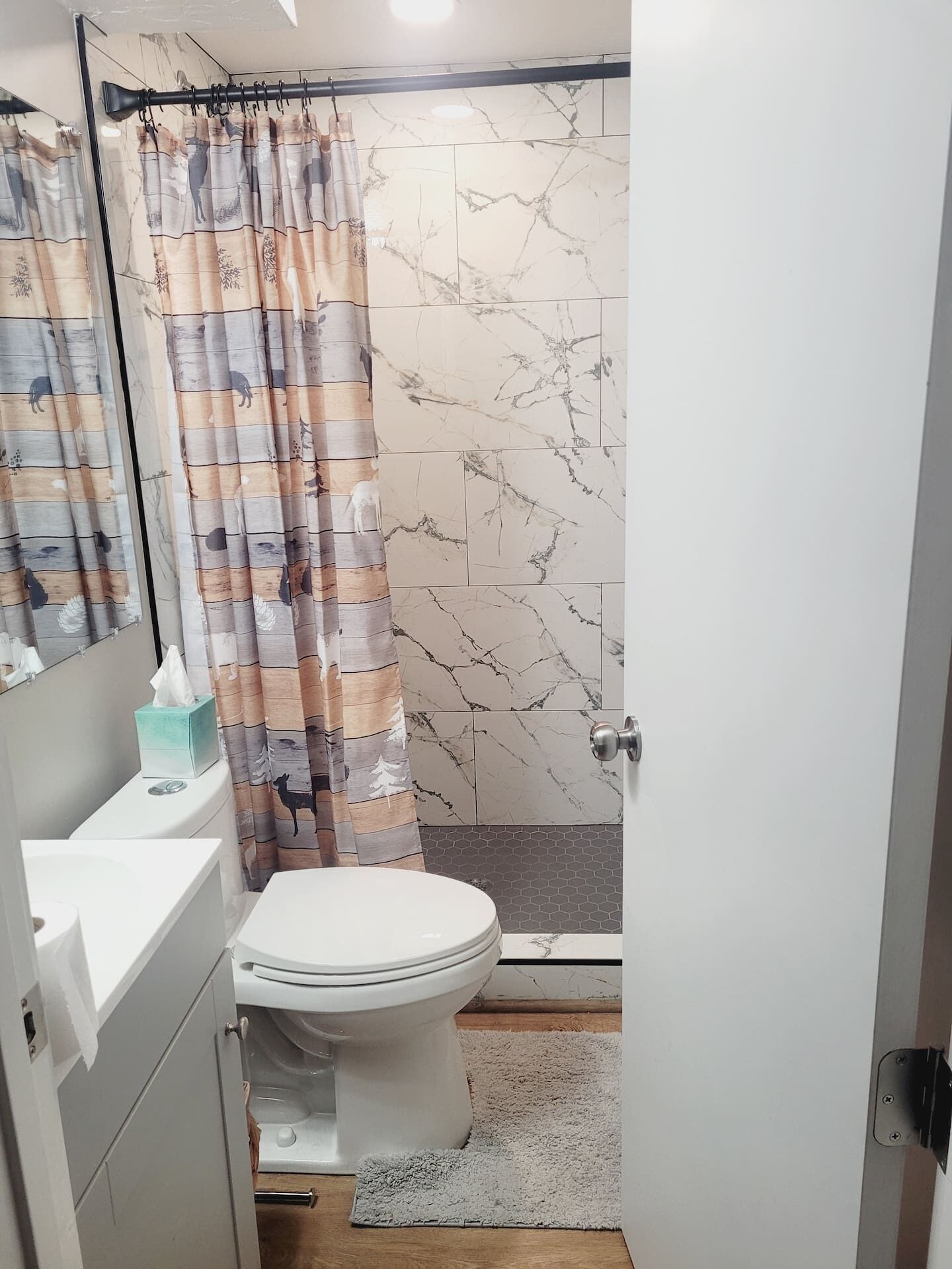 Secador de cabelo, toalhas de banho, sabonete, papel higiênico