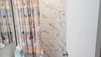Secador de cabelo, toalhas de banho, sabonete, papel higiênico