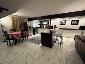 Interior - Newly remodeled 2-bedroom in perfect location (Vista)