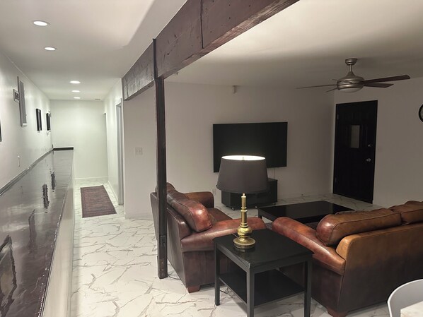 Living area - Newly remodeled 2-bedroom in perfect location (Vista)