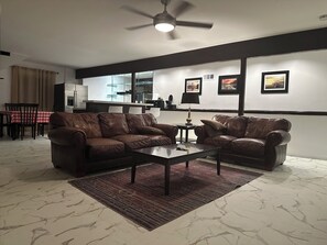 Smart TV - Newly remodeled 2-bedroom in perfect location (Vista)