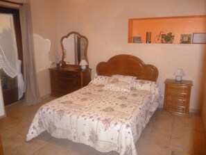 Room - Guesthouse "Du Château Vieux" with Shared Terrace and Wi-Fi (Milhac)