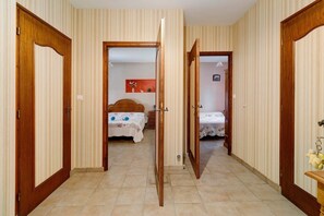 Iron/ironing board, WiFi, bed sheets